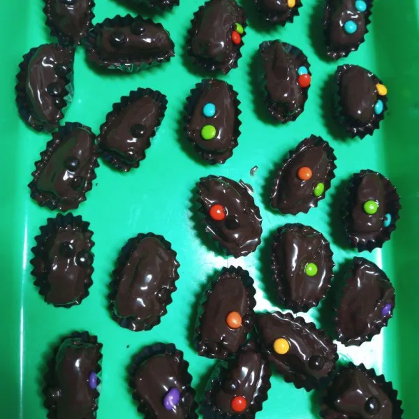 Tuangkan keatas kertas cup cake lalu beri topping chocochip atau coklat stroberi