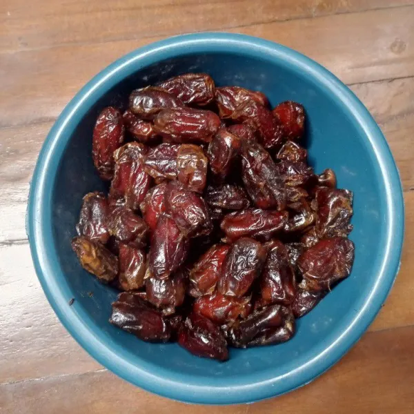 Pisahkan daging dan biji kurma ambil dagingnya