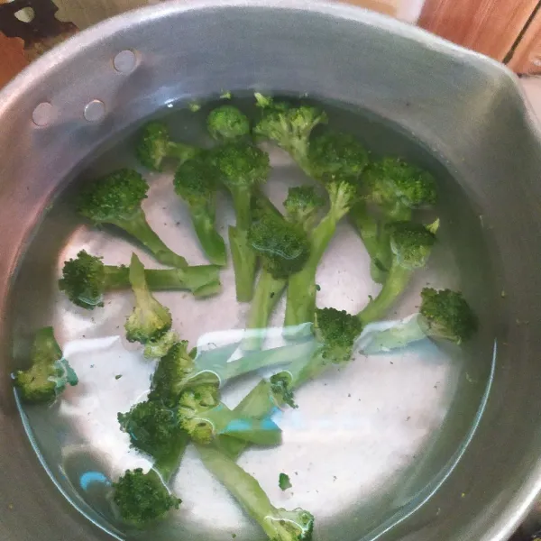 Potong brokoli dan rendam dalam larutan garam