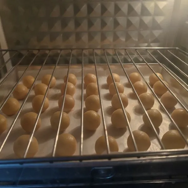 Kemudian panggang dalam oven di rak bawah sampai ¾ matang. Sesuaikan dengan oven masing-masing, sebelumnya oven dipanaskan terlebih dahulu. Untuk ovenku aku pakai suhu 180°C selama 35 menit.