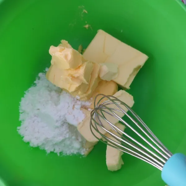 Mix margarine, butter dan gula halus dengan whisker, asal tercampur rata. Jangan over mix supaya hasilnya tidak beleber.