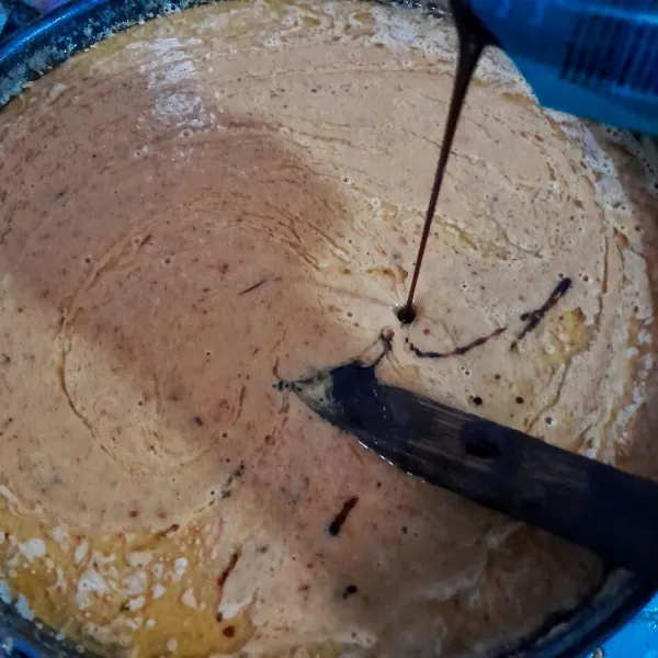 Tambahkan kecap manis, aduk rata dan masak hingga saus gado-gado mendidih dan mengental, matikan kompor.