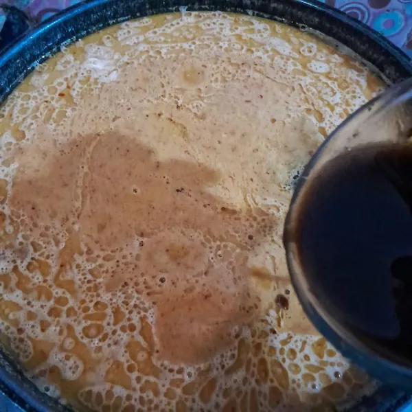 Tambahkan air asam jawa, aduk rata.