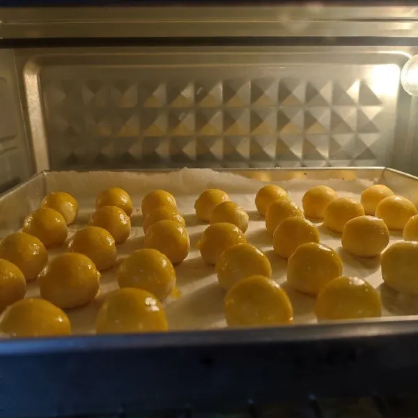 Kemudian oven kembali selama 10 menit atau sampai matang. Aku pakai suhu 160°C.