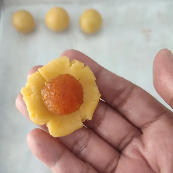 Kemudian beri isian, bentuk bulat. Tata dalam loyang yang sudah dialas baking paper atau dioles margarine.