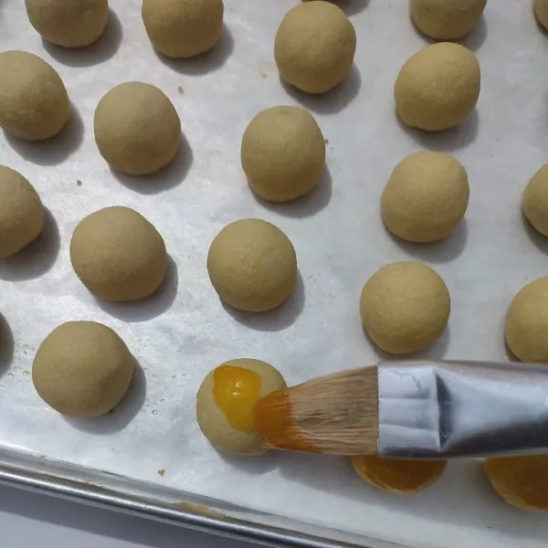 Kemudian keluarkan dari oven, setelah suhu ruang oles dengan bahan olesan. Lakukan sebanyak 2x supaya lebih glowing.