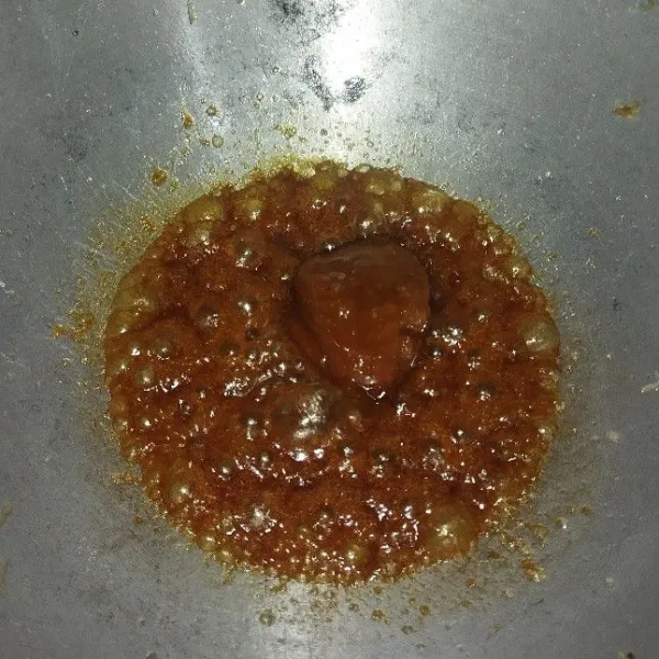 Masak gula merah dan gula pasir sampai meleleh
