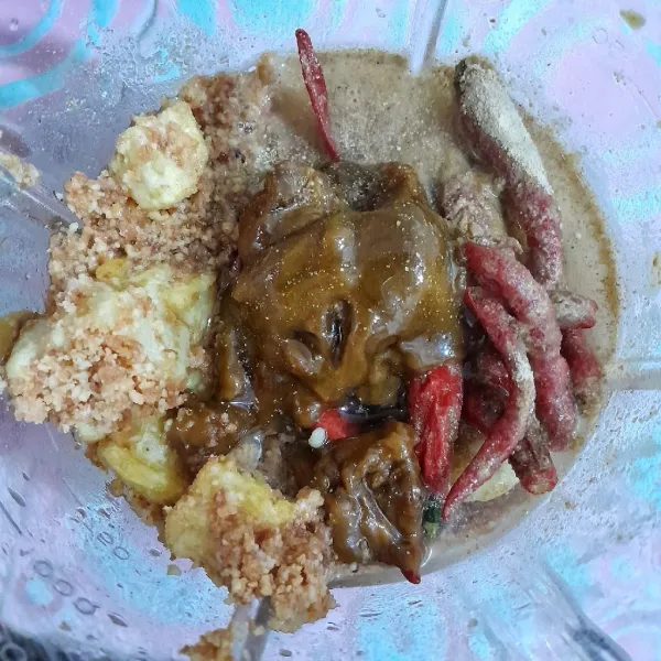 Campur jadi satu kacang tanah giling, kentang goreng, cabe merah keriting goreng, bawang putih goreng, kencur bubuk, garam halus, gula aren, gula pasir, air, blender hingga halus.