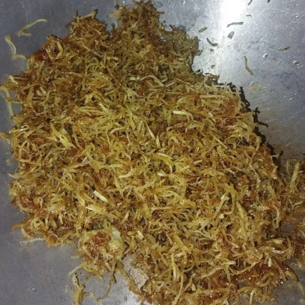 Masukan ubi yang sudah di goreng ke dalam cairan gula