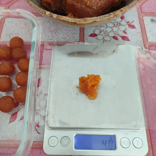 Timbang selai nanas seberat 4-5 gram, kemudian bentuk bulat.