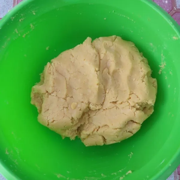 Timbang adonan kulit sebesar 6 gram.
