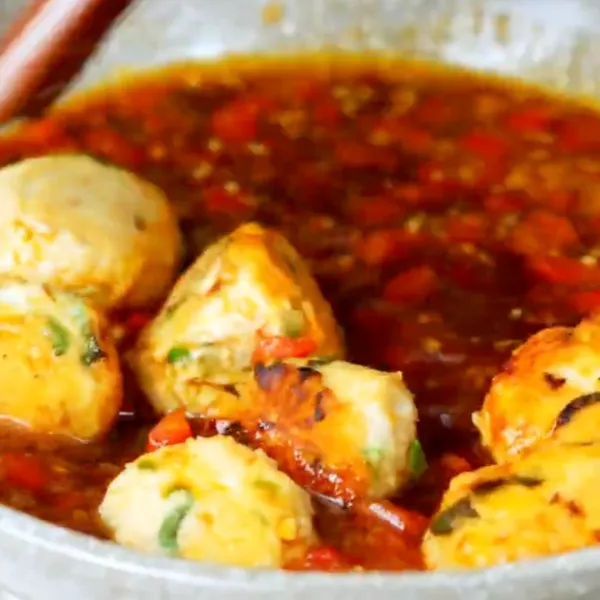 Masukan bola ayam dan masak hingga saus meresap ke dalam bola ayam.