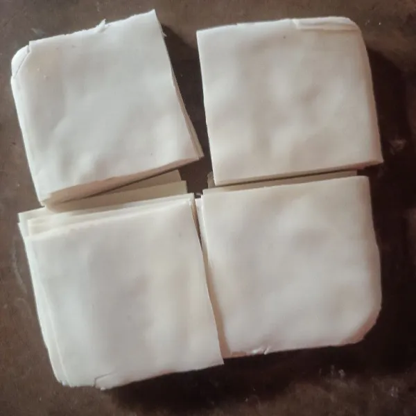 Kulit pangsit potong jadi 4 bagian.