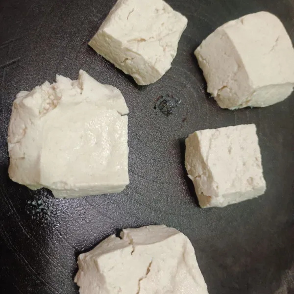 Tahu putih di penyetkan, jangan sampai hancur.