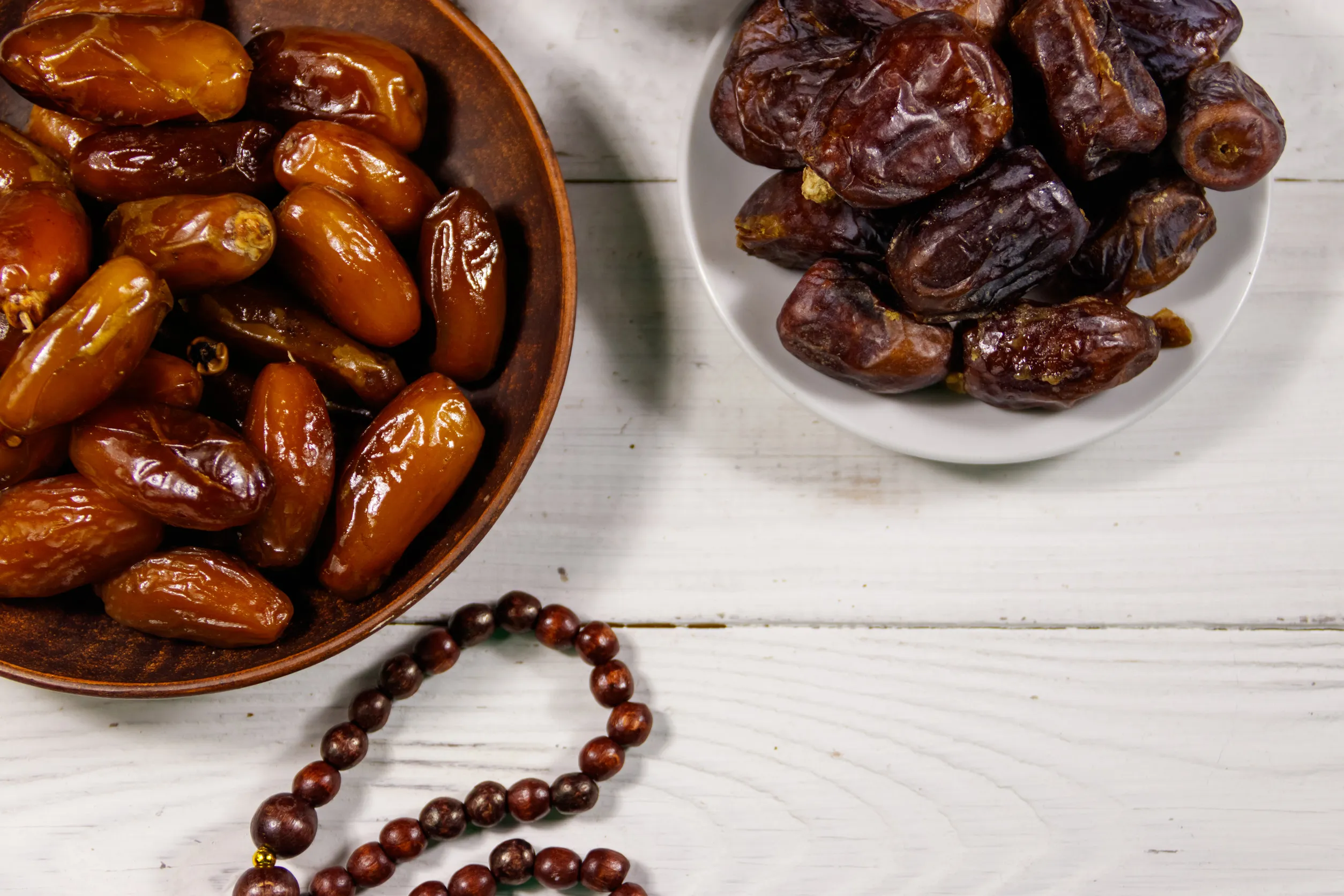 4. Makan kurma atau buah yang ada