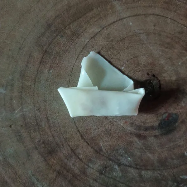 Lipat membentuk amplop, lalu bagian ujung beri air.