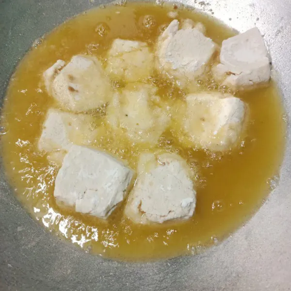 Goreng cireng tahu hingga kecoklatan.