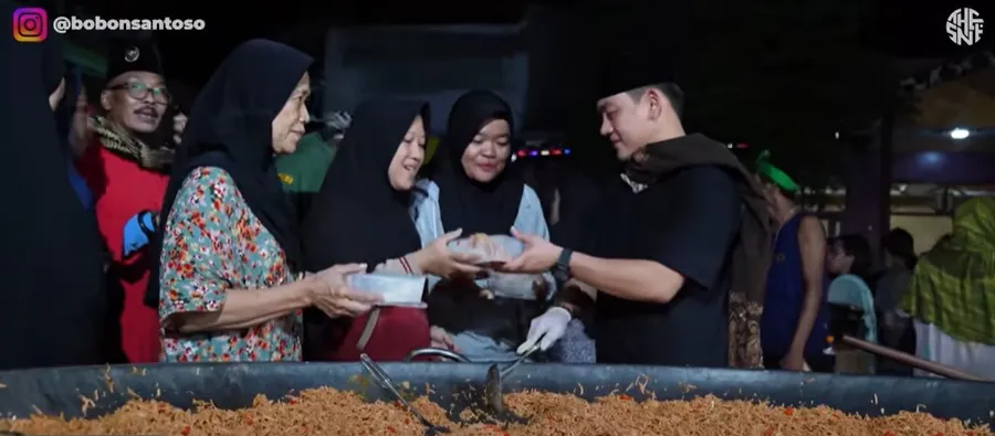 Singkat cerita Chef Bobon langsung menyiapkan bumbu yang ada. Seperti bawang putih, cabai, dan margarin. Selain itu juga meminta bantuan para ibu buat menyerut sosis pakai parutan. Seru banget!