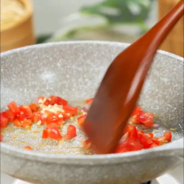 Tumis bawang putih, bawang merah, dan tomat. Tambahkan saus tiram, saus tomat, lada, garam, Kecap Manis Indofood dan air. Aduk rata.