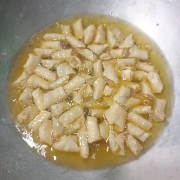 Goreng di minyak panas hingga kecoklatan.