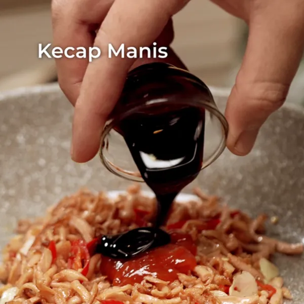 Tambahkan kecap manis dan saus sambal lalu aduk hingga rata