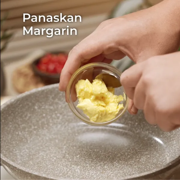 Panaskan margarin, tumis sosis yang sudah di parut, masak hingga coklat garing