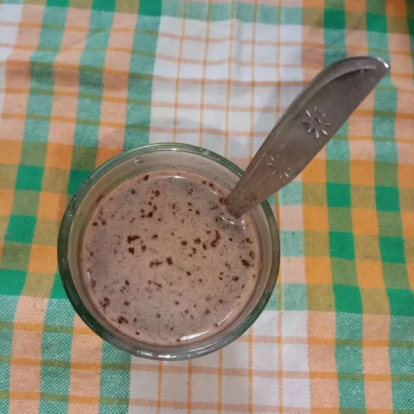 Tuang seduhan coklat ke dalam kopi.