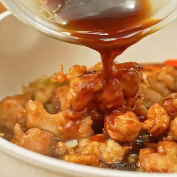 Menumis sayur: Panaskan wajan, tumis bawang bombay, daun bawang dan cabe merah hingga harum. Tambahkan ayam yang sudah digoreng dan saus mongolia.