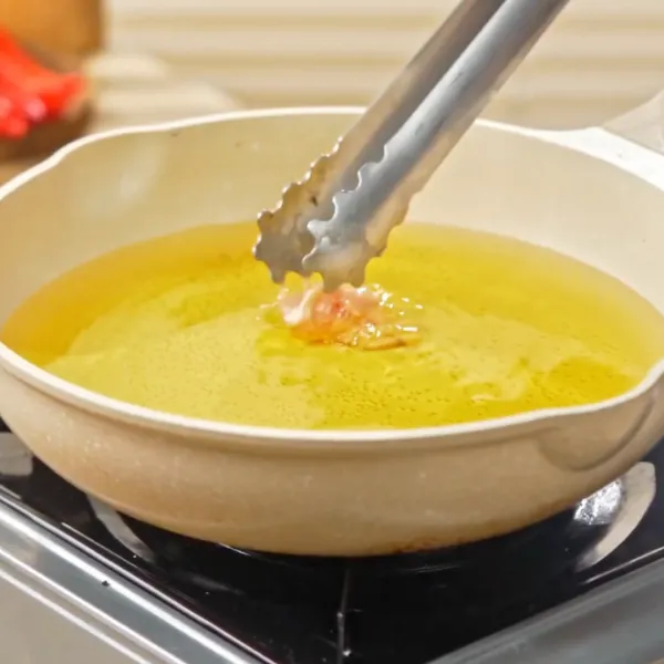 Menggoreng Ayam: Goreng ayam hingga matang dan kecoklatan. Angkat dan sisihkan.