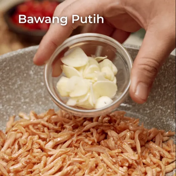 Masukkan cabai merah dan bawang putih masak hingga wangi