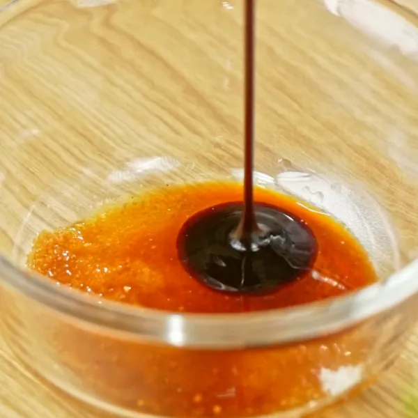 Membuat Saus Mongolia: Di wadah tambahkan air, Kecap Asin Indofood, Kecap Manis Indofood, cuka, dan kaldu bubuk. Aduk hingga rata dan sisihkan.