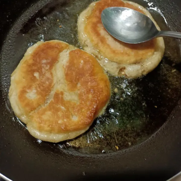 Balik sambil di tekan agar pipih.