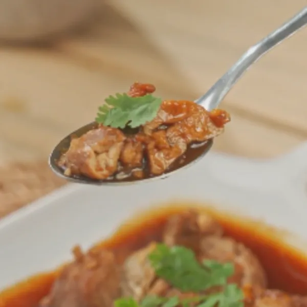 Angkat ayam dan potong sesuai selera.