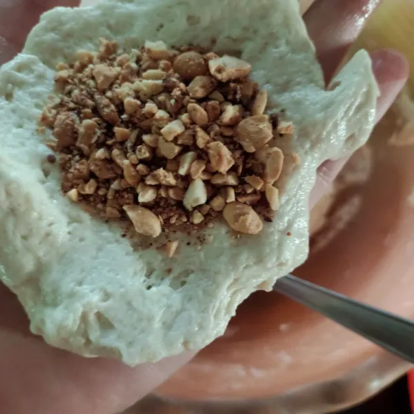 Ambil adonan sekitar 40 gr lalu beri isian.