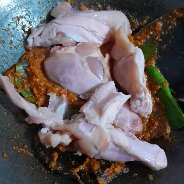 Masukkan daging ayam dan masak hingga daging ayam berubah warna.