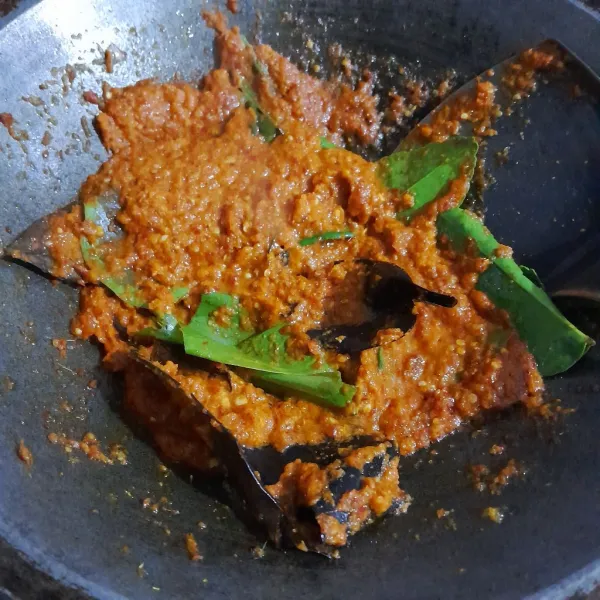 Panaskan minyak sayur dengan api sedang, tumis bumbu halus, daun kunyit, daun salam, daun jeruk purut hingga tidak berbau langu.