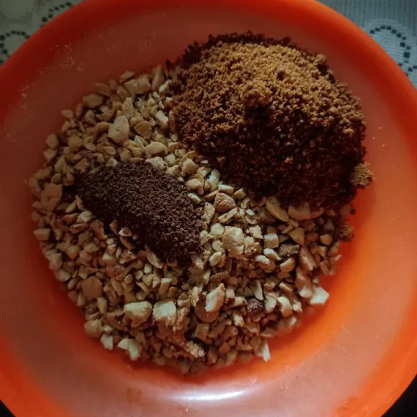 Campur semua bahan isian, aduk rata.