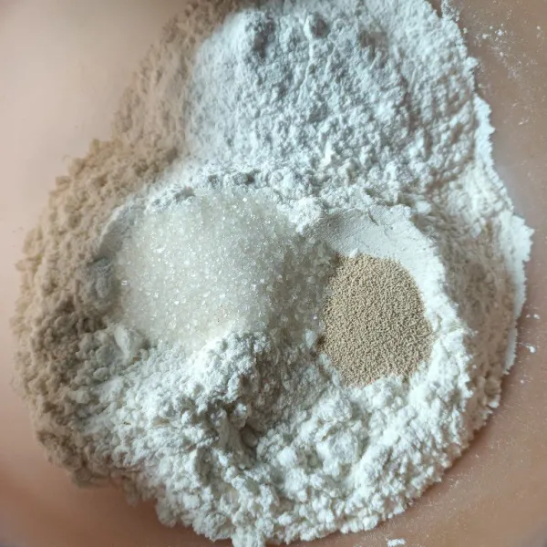 Campur terigu, gula, garam, ragi, aduk rata.