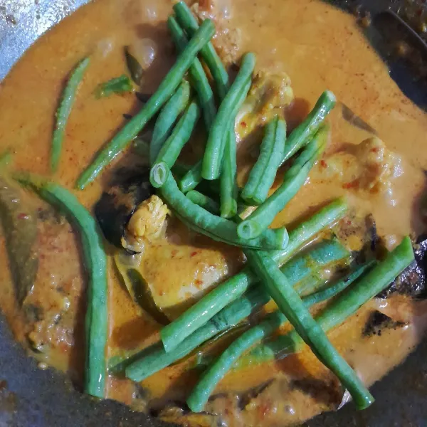 Masukkan kacang panjang dan masak hingga kacang panjang setengah matang.