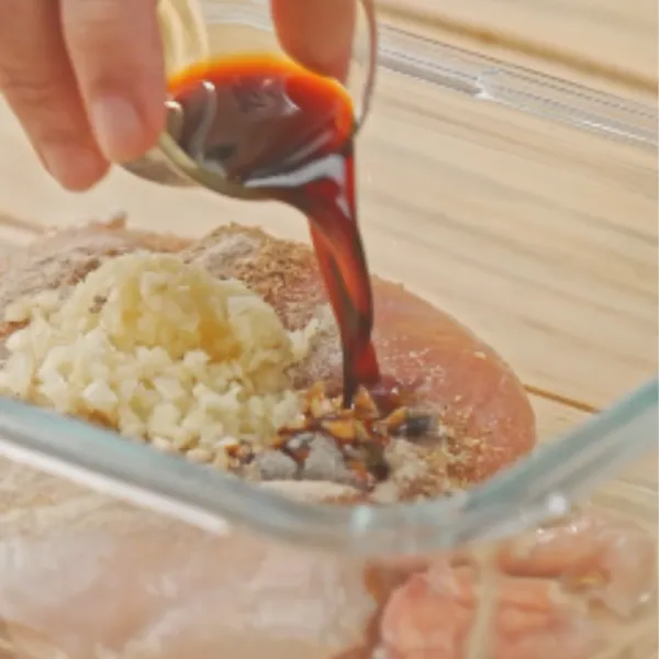 Lumuri ayam dengan perasan jeruk nipis, bawang putih cincang, lada ketumbar bubuk, Kecap Asin Indofood dan Kecap Manis Indofood.
