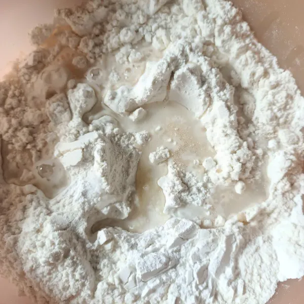 Tuang minyak dan air, lalu aduk rata, (tidak perlu sampai kalis ya).