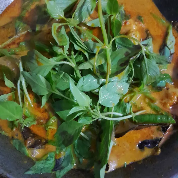 Masukkan daun kemangi, masak sesaat dan sajikan!