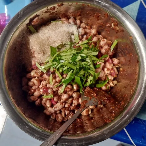 Tambahkan gula dan daun jeruk aduk rata