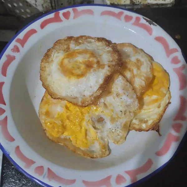 Ceplok telur satu persatu.
