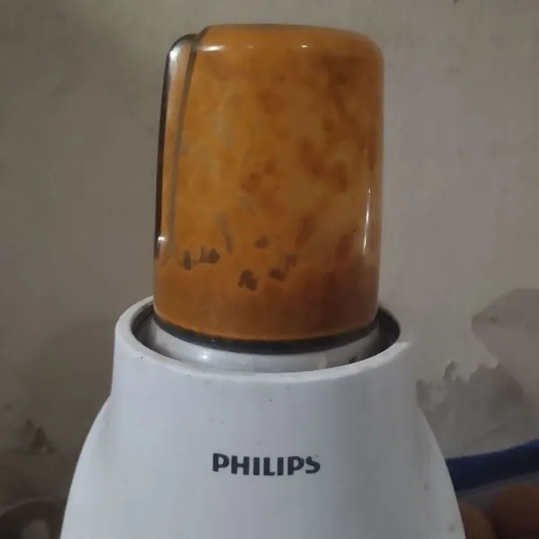 Blender semua bahan bumbu halus.