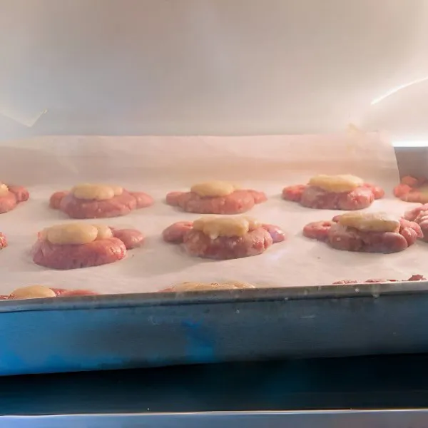 Bentuk telinga menggunakan tangan dan sesuaikan bentuknya. Panggang dalam oven yang telah dipanaskan pada suhu 175°C selama 18 menit. Setelah matang, biarkan dingin di atas rak sebelum dihias. Gunakan pewarna makanan untuk menggambar ekspresi wajah.