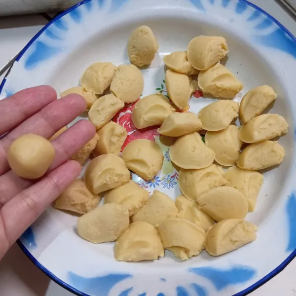 Cetak adonan di sendok takar ukuran 1 sdm & bulatkan adonan.