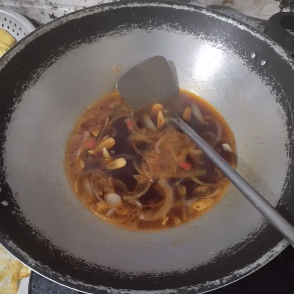 Tambahkan air, biarkan mendidih. Bumbui dengan kecap manis, saos sambal, saus tiram, saus tomat, garam dan kaldu bubuk. Aduk rata.