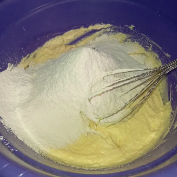 Tambahkan ayakan tepung protein rendah & susu bubuk, aduk rata.