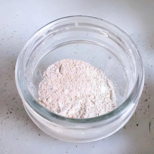 Haluskan oat menggunakan blender hingga menjadi bubuk.